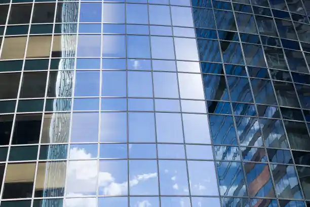 واجهة زجاجية لامعة بعد التنظيف من شركة تنظيف واجهات زجاج العهد كلين