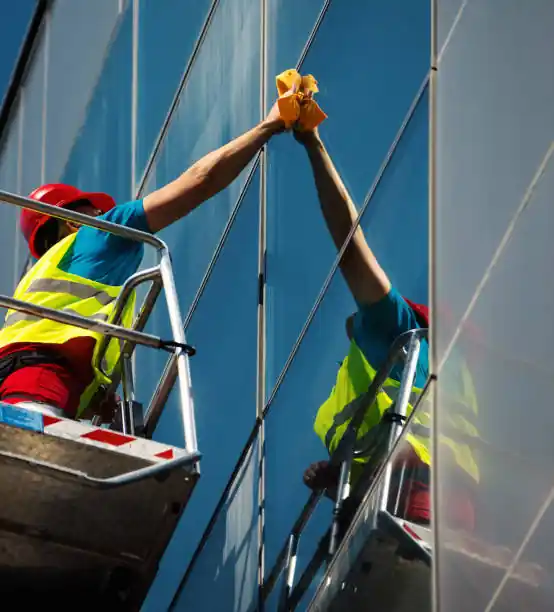 "فني ينظف واجهة زجاج من شركة العهد كلين في ربدان"