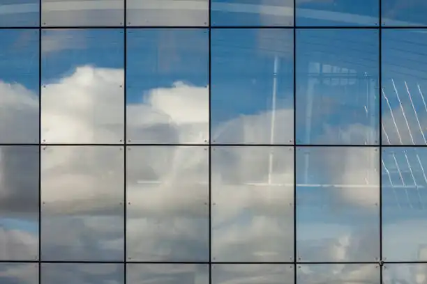 "واجهة زجاج نظيفة بعد خدمة تنظيف الزجاج من شركة العهد كلين"