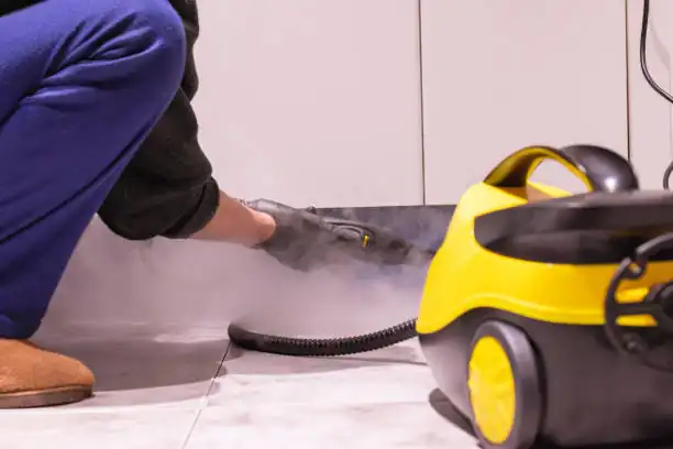 "عامل من شركة العهد كلين للتعقيم بالبخار أثناء العمل"