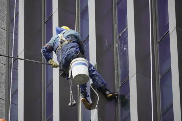 "تسلق آمن للحبال في تنظيف ناطحات السحاب"