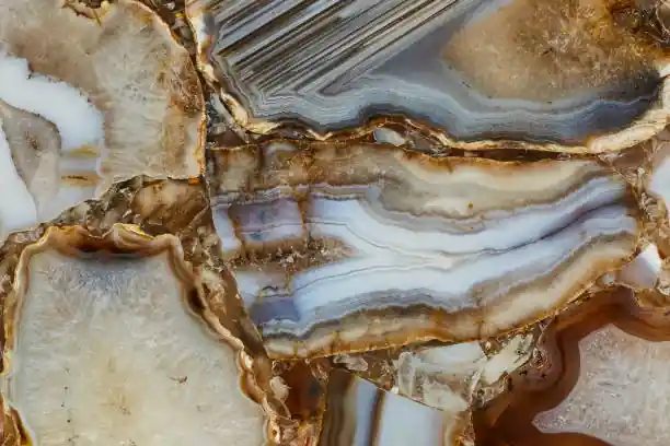 "رخام لامع بعد عملية جلي وتلميع الرخام"