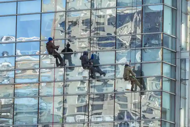 "فريق عمل العهد كلين يستخدم معدات متقدمة"