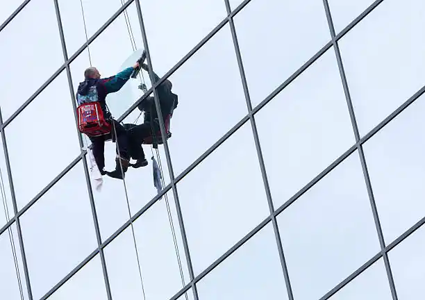 راحة الزجاج في 5 خطوات: أفضل شركة تنظيف واجهات زجاج في اليحر